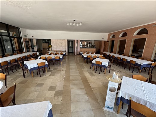 Intera Struttura Ricettiva Con Varie Sale Ristorante, Ampi Spazi Esterni Curati.